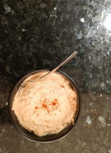 rillettes de thon dans un bol noir avec du paprika