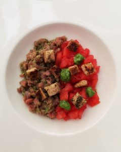 tartare de viande et de légume avec des croutons