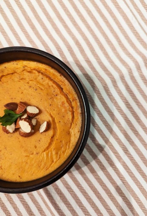 flan de patate douce dans un ramequin noir sur un torchon rayé