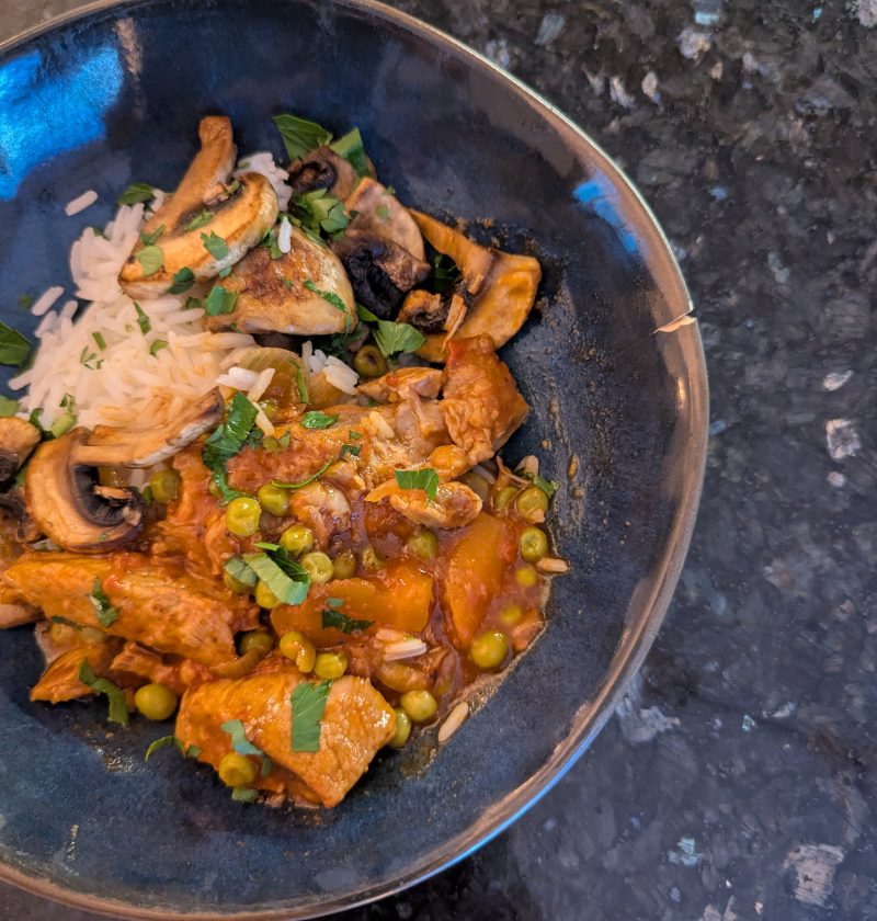 Veau marengo recette mijotée dans une assiette bleue