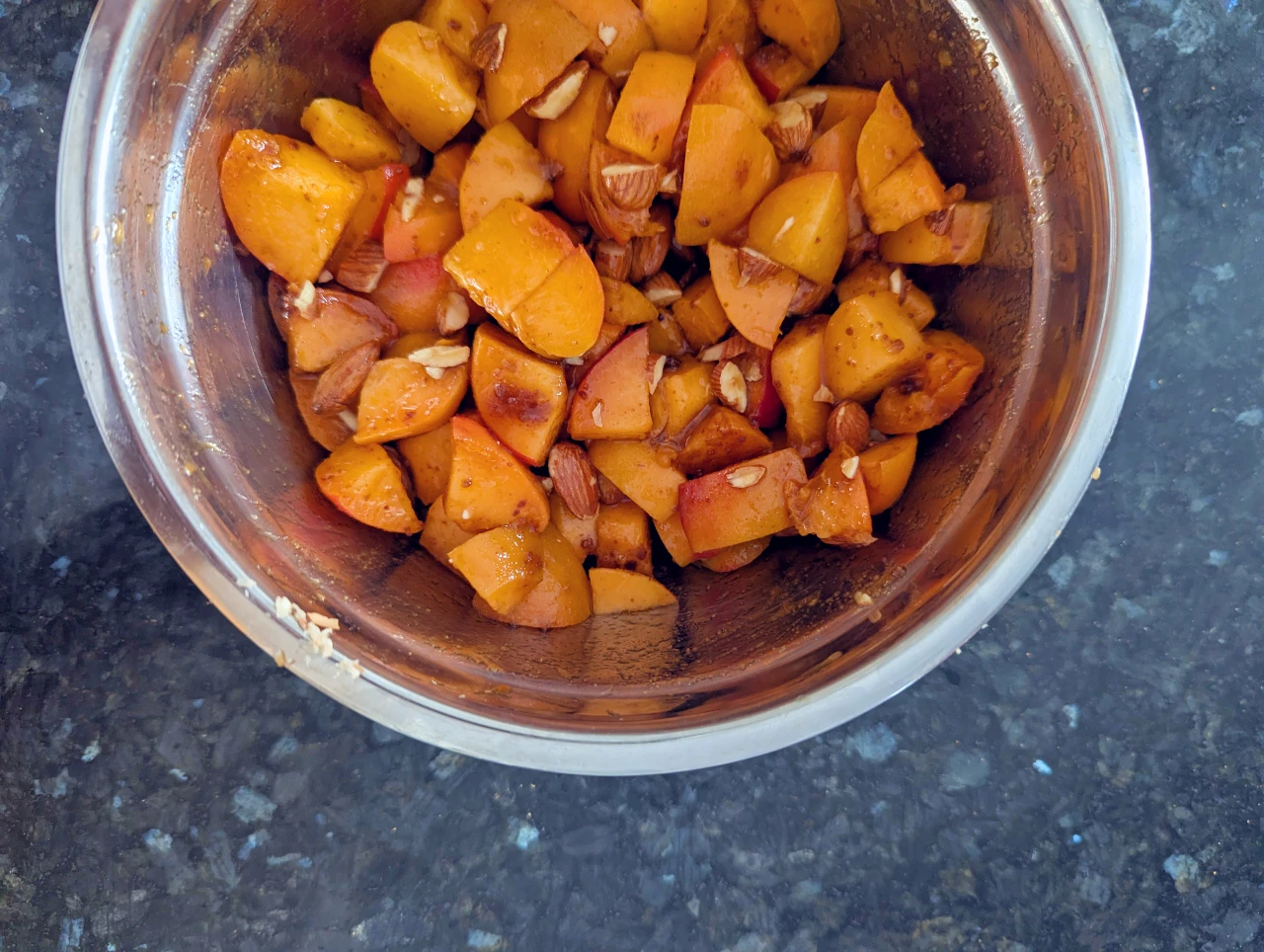 Abricots frais coupés en deux avec sucre muscovado et amandes concassées dans une coupe
