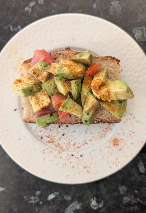 entrée tartine avocat tomates sur une asseitte blanche