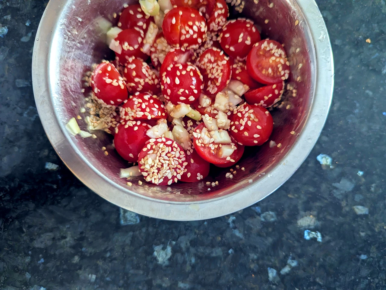 Salade de tomates cerises et fenouil très finement émincé, graines de sésame, huile d'olive et vinaigre de cidre