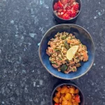 Abricots frais, sucre muscovado et amandes concassées