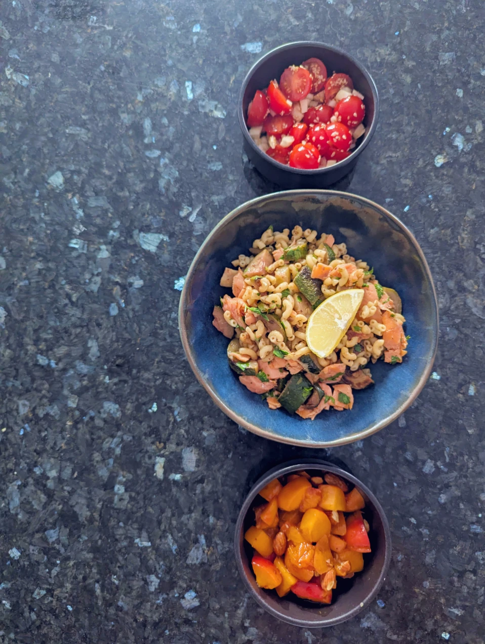 Menu d'été complet MD30 — tomates cerises fenouil, coquillettes truite fumée et abricots sucre muscovado
