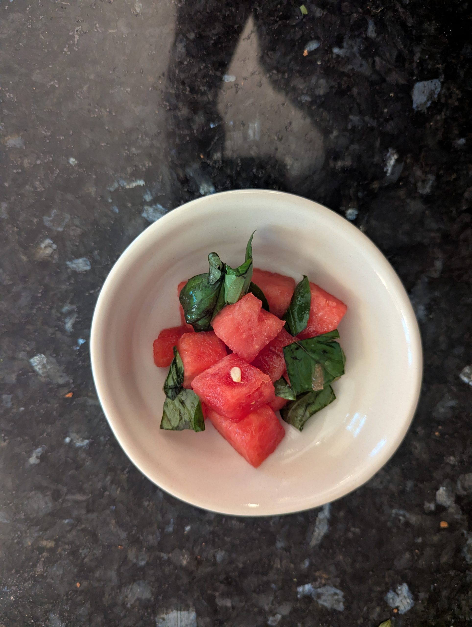 Cubes de pastèque fraîche avec feuilles de menthe, dessert d'été rapide et rafraîchissant