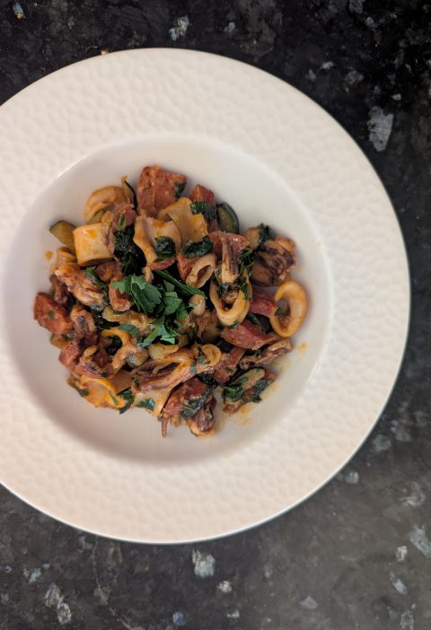 plat calamar chorizo courgette dans une assiette creuse blanche