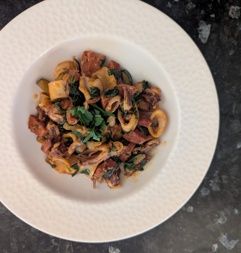 plat calamar chorizo courgette dans une assiette creuse blanche