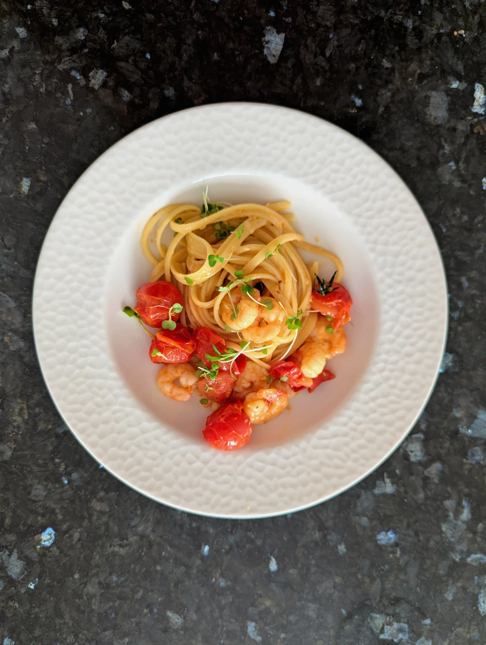 Tagliatelles aux crevettes fraîches sautées et tomates cerises poêlées avec parmesan râpé et herbes fraîches